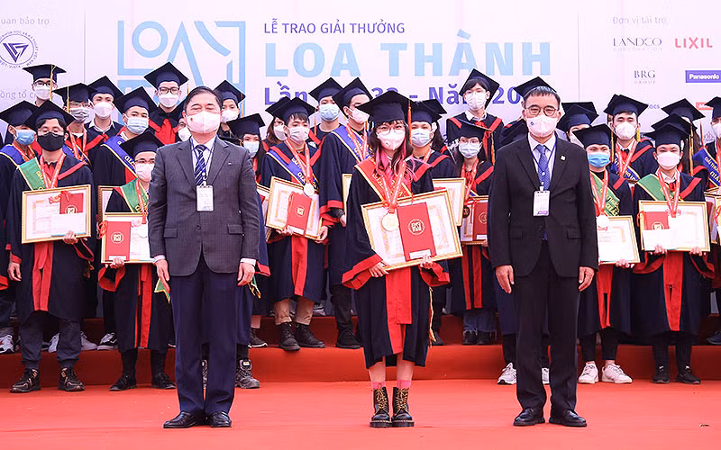 Ban tổ chức Giải thưởng Loa Thành lần thứ 33 - năm 2021 trao Giải nhất tặng các tác giả tiêu biểu, xuất sắc.