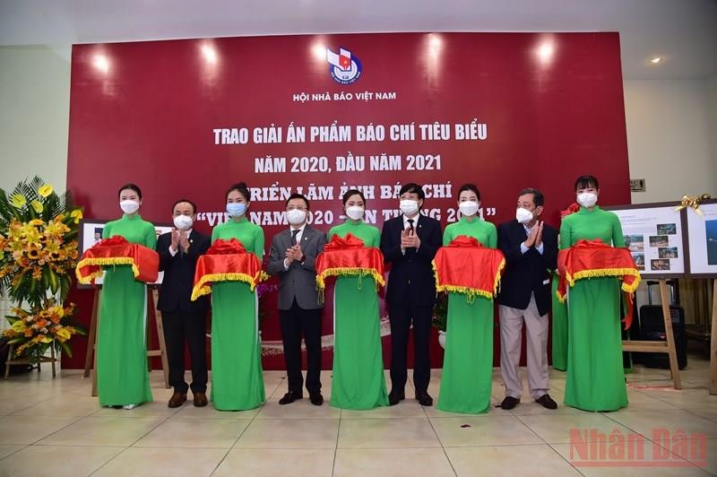 Cắt băng khai mạc triển lãm ảnh báo chí “Việt Nam 2020”. (Ảnh: THÀNH ĐẠT) Báo Nhân Dân số đặc biệt đoạt giải Ấn phẩm báo chí tiêu biểu của Hội Nhà báo Việt Nam -0
