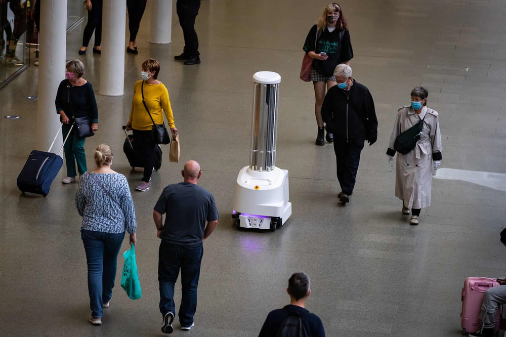 Robot đang làm sạch sân bay quốc tế St Pancras, thủ đô London, Anh. (Ảnh: PA) 7.jpg -0