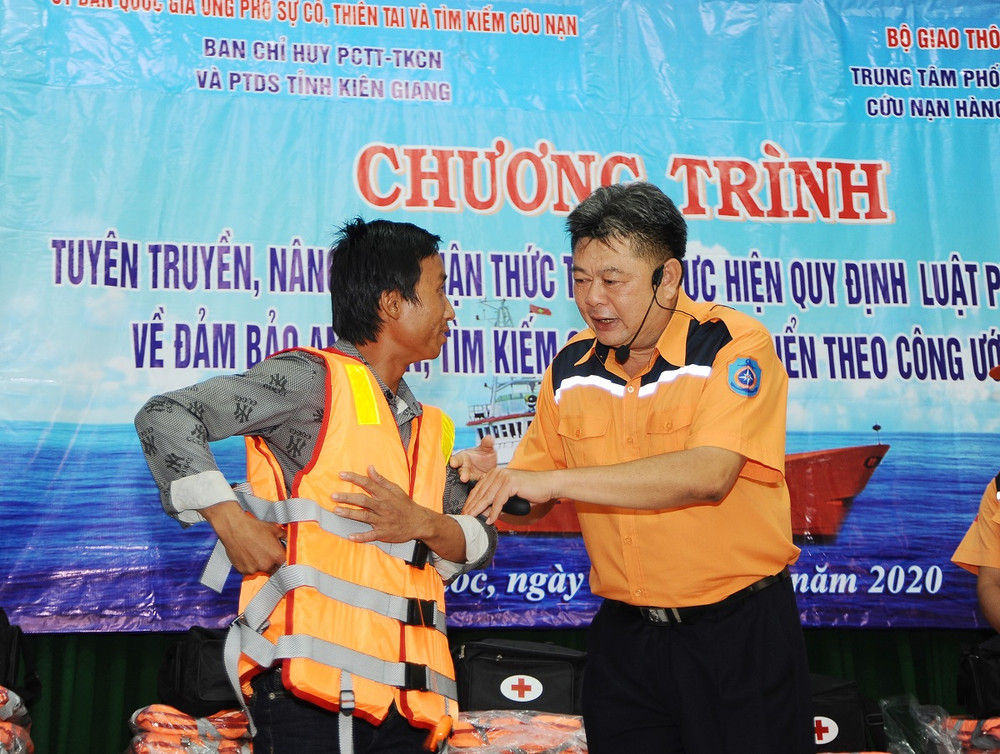 Ông Lương Trường Phi, Phó Giám đốc Trung tâm TKCN hàng hải Việt Nam khu vực 3 - Vũng Tàu hướng dẫn ngư dân cách mặc áo phao đúng cách. Nâng cao kỹ năng xử lý sự cố trên biển cho ngư dân, giảm rác thải nhựa -0