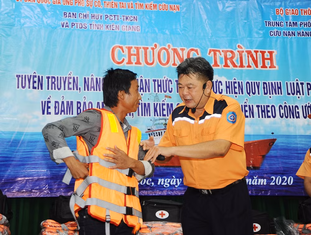 Nâng cao kỹ năng xử lý sự cố trên biển cho ngư dân, giảm rác thải nhựa -0