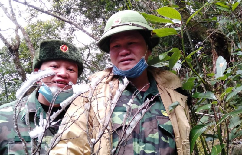 Cán bộ, chiến sĩ Đồn biên phòng Ba Sơn (Cao Lộc) tuần tra trong tiết trời băng giá. Lạng Sơn