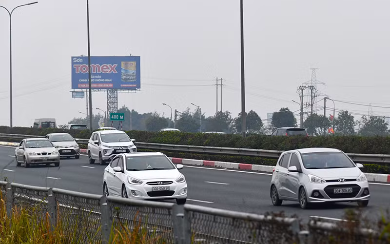 Hàng dài các phương tiện trở lại Hà Nội trong ngày cuối cùng kỳ nghỉ Tết Nguyên Đán -0
