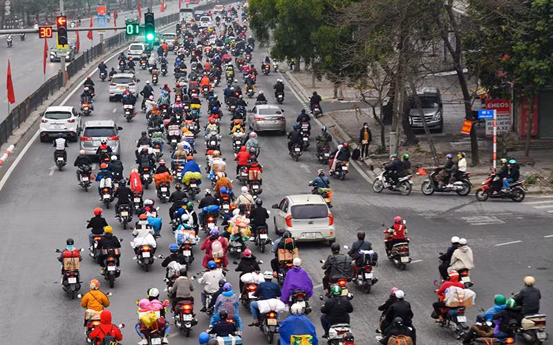 Hàng dài các phương tiện trở lại Hà Nội trong ngày cuối cùng kỳ nghỉ Tết Nguyên Đán -0