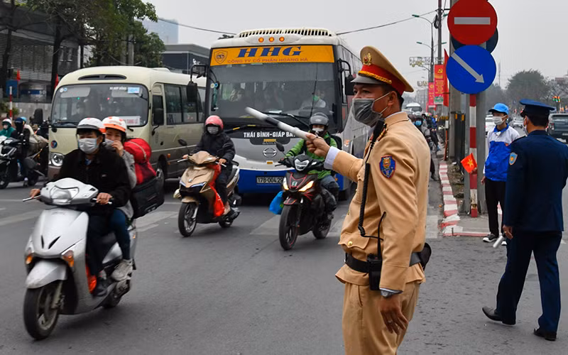Hàng dài các phương tiện trở lại Hà Nội trong ngày cuối cùng kỳ nghỉ Tết Nguyên Đán -0