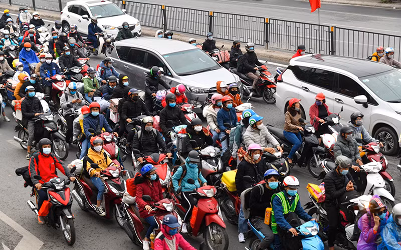 Hàng dài các phương tiện trở lại Hà Nội trong ngày cuối cùng kỳ nghỉ Tết Nguyên Đán -0