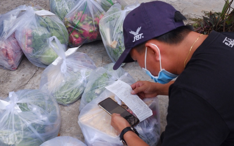 Trước khi giao cho các hộ, Tổ Covid-19 kiểm tra lại các thông tin và mặt hàng. Đà Nẵng bảo đảm lương thực, thực phẩm cho người dân tại “điểm nóng” Nại Hiên Đông -0