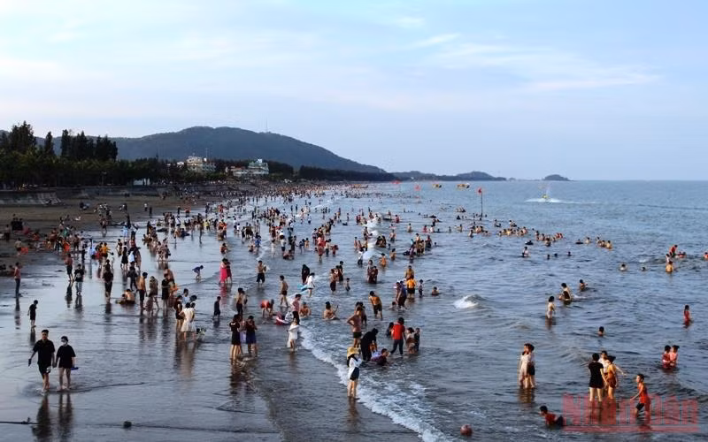 Du khách tắm biển ở khu du lịch Hải Tiến, huyện Hoằng Hóa, tỉnh Thanh Hoá.