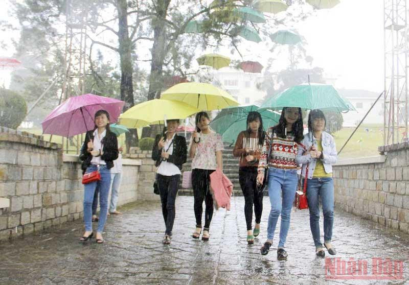 Du ngoạn trong mưa phố núi. Trải nghiệm thành phố mưa bay -0