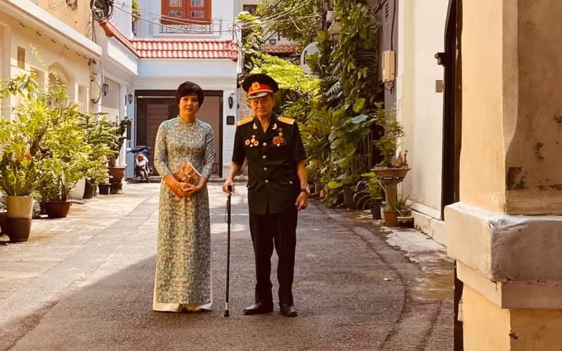 Nhà báo Đặng Diễm Quỳnh và Anh hùng LLVTND Tư Cang, chỉ huy cụm H63 Tình báo miền nam.