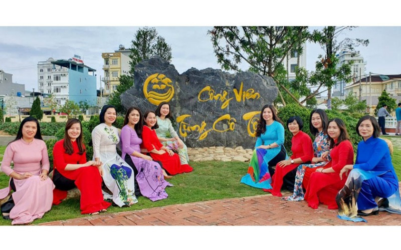 Du khách chụp ảnh kỷ niệm tại công viên trên đảo Cô Tô. 20200522_182856-1603700510952.jpg