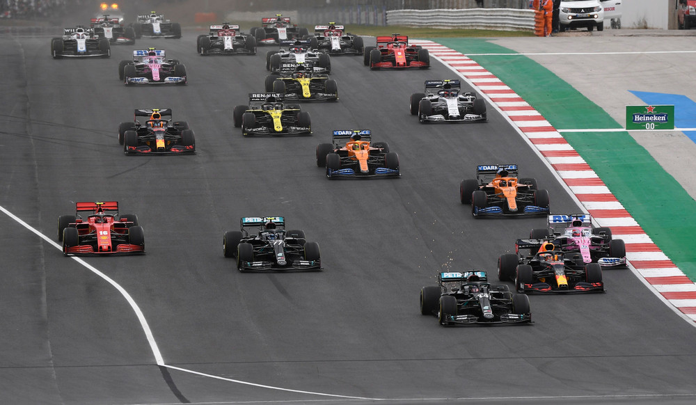 Dù Verstappen bị tụt lại ngay từ những vòng đầu tiên nhưng anh đã thi đấu xuất sắc để về đích ở vị trí thứ ba. F1 chào đón vị vua mới -0