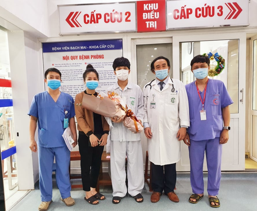 Các bác sĩ Trung tâm Cấp cứu A9 chúc mừng bệnh nhân khỏe mạnh, được trở về đoàn tụ cùng gia đình. Bệnh nhân ngừng tim, ngừng tuần hoàn được cứu sống ngoạn mục -0