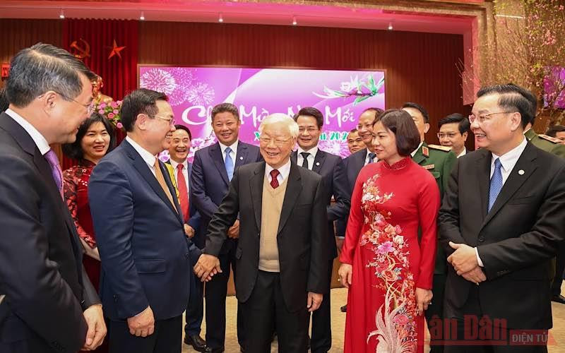 Tổng Bí thư, Chủ tịch nước Nguyễn Phú Trọng trò chuyện với các đại biểu. (Ảnh: DUY LINH) Tổng Bí thư, Chủ tịch nước Nguyễn Phú Trọng chúc Tết Đảng bộ, chính quyền và nhân dân thành phố Hà Nội -0