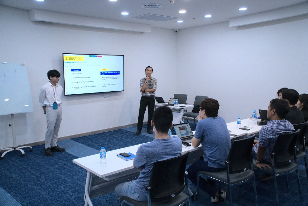 Các tập sự viên sẽ thuyết trình về giải pháp của mình trước hội đồng đánh giá khi hoàn thành dự án. Những sản phẩm đầu tay của thế hệ gen Z đam mê công nghệ -0