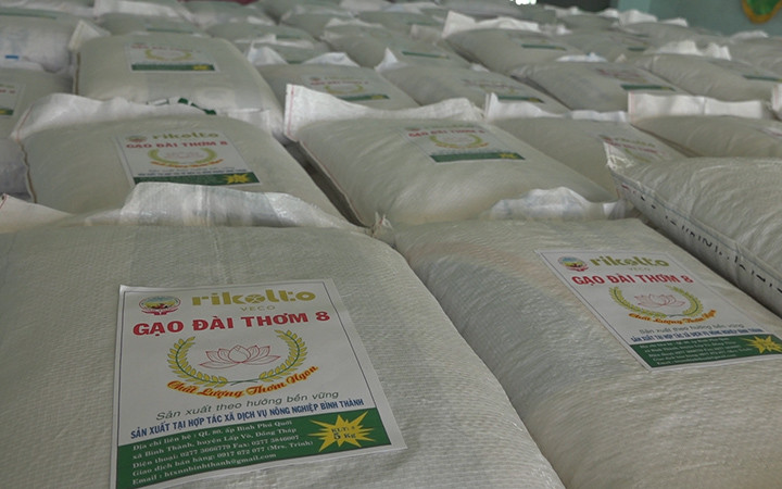 Những bao gạo sản xuất theo mô hình trồng lúa gạo bền vững sẽ được chuyển tới người dân huyện Sơn Tây (Ảnh: Rikolto Việt Nam). 10 tấn gạo hỗ trợ người dân Quảng Ngãi bị ảnh hưởng của bão số 9 -0