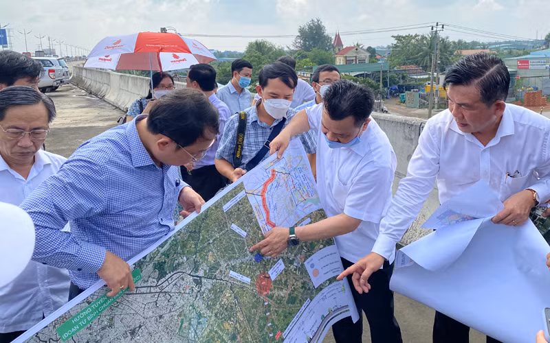 Đoàn khảo sát Ủy ban Kinh tế của Quốc hội khảo sát thực địa Dự án Vành đai 3 tại điểm giao cắt với cao tốc Thành phố Hồ Chí Minh-Trung Lương.