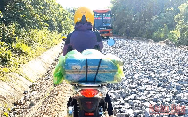Các giáo viên Trường Trung học phổ thông Lê Hữu Trác, huyện Cư M’gar trên đường sang huyện biên giới Ea Súp coi thi.