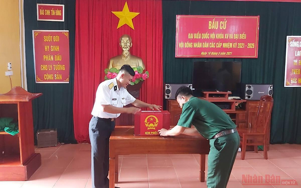 Chuẩn bị hòm phiếu ở đảo Sinh Tồn Đông. (Ảnh: Vi Long) Bầu cử ở Trường Sa -2