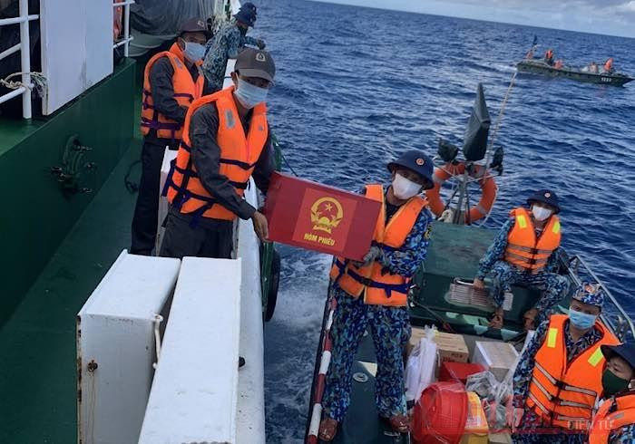 Chuyển hòm phiếu lên đảo. (Ảnh: Vi Long) Bầu cử ở Trường Sa -1