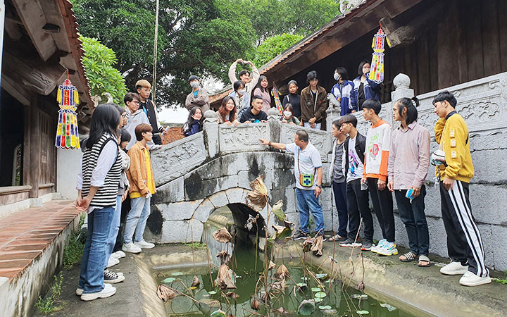 Trại sáng tác Mỹ thuật trẻ năm 2021 của tỉnh Bắc Ninh tổ chức cho các trại viên đi thực tế tại chùa Bút Tháp. (Ảnh: BTC)