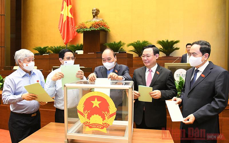 Các đồng chí lãnh đạo Đảng, Nhà nước bỏ phiếu bầu lãnh đạo các cơ quan Quốc hội và Tổng Kiểm toán nhà nước. Ảnh: Quang Hoàng