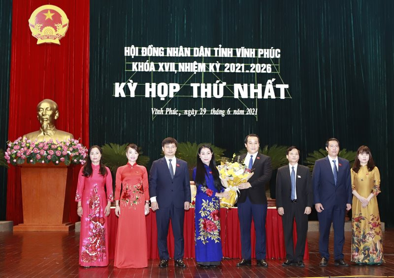 Phó Bí thư Thường trực Tỉnh ủy Phạm Hoàng Anh chúc mừng các ông, bà đắc cử các chức danh HĐND tỉnh. Bà Hoàng Thị Thúy Lan tái đắc cử Chủ tịch HĐND tỉnh Vĩnh Phúc (ok ghép) -0