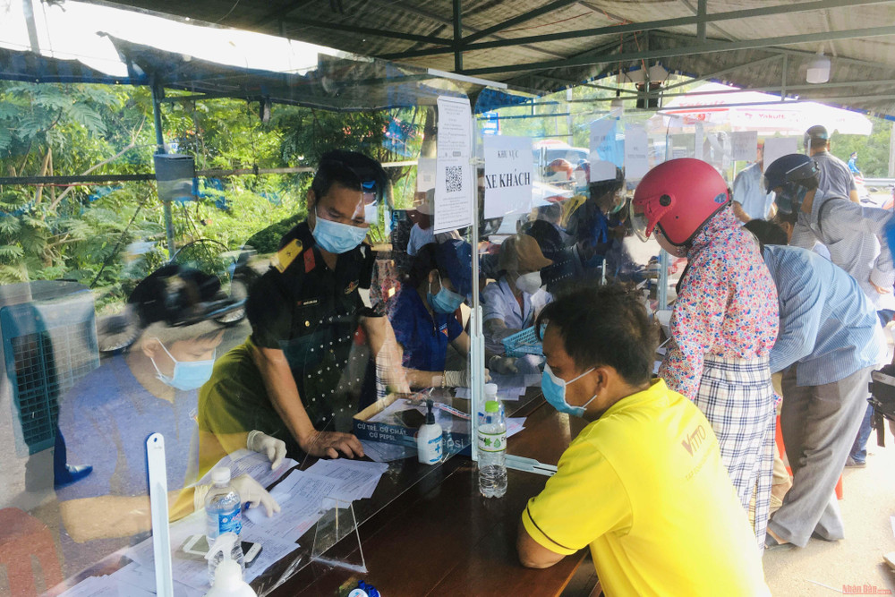 Người dân khai báo y tế tại chốt kiểm tra trên Quốc lộ 1D thuộc địa phận thành phố Quy Nhơn, Bình Định.