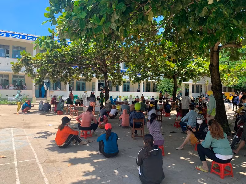 Tổ chức xét nghiệm Covid-19 trên diện rộng cho người dân trong vùng phong tỏa phường Phổ Thạnh, thị xã Đức Phổ.