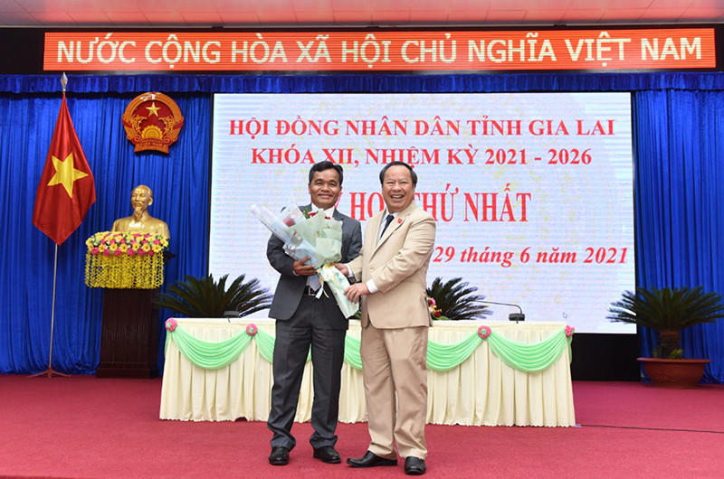 Chủ tịch HĐND tỉnh khóa XI Châu Ngọc Tuấn (bên phải) tặng hoa chúc mừng Chủ tịch HĐND tỉnh khóa XII (nhiệm kỳ 2021-2026) Hồ Văn Niên. Bến Tre bầu tân Chủ tịch Hội đồng nhân dân tỉnh -0