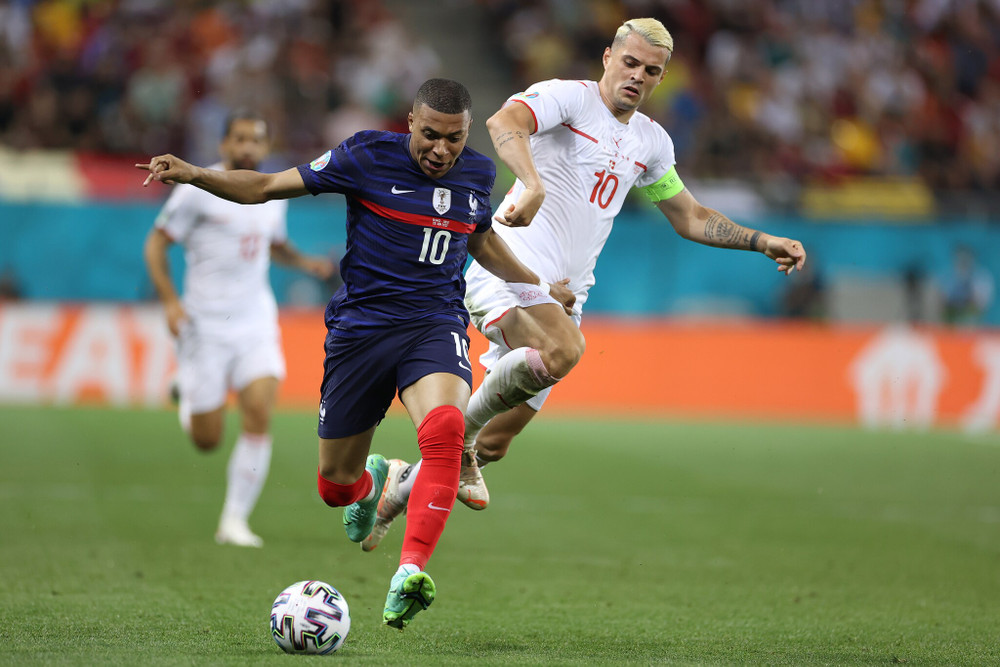 Một ngày thi đấu đầy kịch tính và “điên rồ” của Euro 2020 khép lại bằng một bất ngờ lớn trên sân National Arena ở Bucharest, khi Thụy Sĩ quật ngã đương kim vô địch thế giới Pháp trên chấm luân lưu, sau khi hòa quả cảm 3-3 trong 120 phút thi đấu để lần đầu tiên tiến vào tứ kết Euro. (Ảnh: UEFA) Cận cảnh Pháp gục ngã trên chấm luân lưu, nhường vé vào tứ kết Euro cho Thụy Sĩ -0