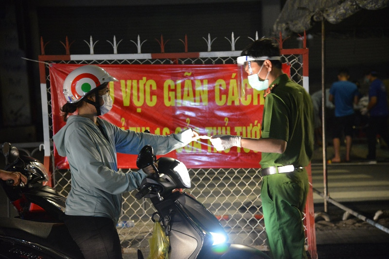 Người dân chấp hành việc đo thân nhiệt và khai báo y tế khi ra vào quận Gò Vấp (TP Hồ Chí Minh). (Ảnh: Mạnh Hảo) Bài 2: Huy động sức mạnh toàn dân chống dịch -0