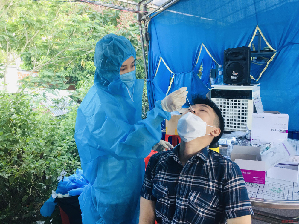 Nhân viên y tế lấy mẫu xét nghiệm nhanh cho người dân tại chốt kiểm tra y tế phòng, chống dịch bệnh trên Quốc lộ 1D thuộc địa phận thành phố Quy Nhơn, Bình Định. Bình Định tăng cường các biện pháp cấp bách phòng, chống dịch Covid-19 -0