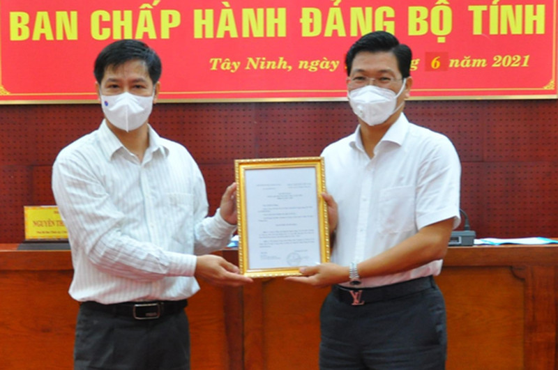 Bí thư Tỉnh ủy Nguyễn Thành Tâm (bên trái) trao quyết định và chúc mừng đồng chí Nguyễn Mạnh Hùng giữ chức Phó Bí thư Tỉnh ủy. Tây Ninh có thêm Phó Bí thư Tỉnh ủy (ghép) -0