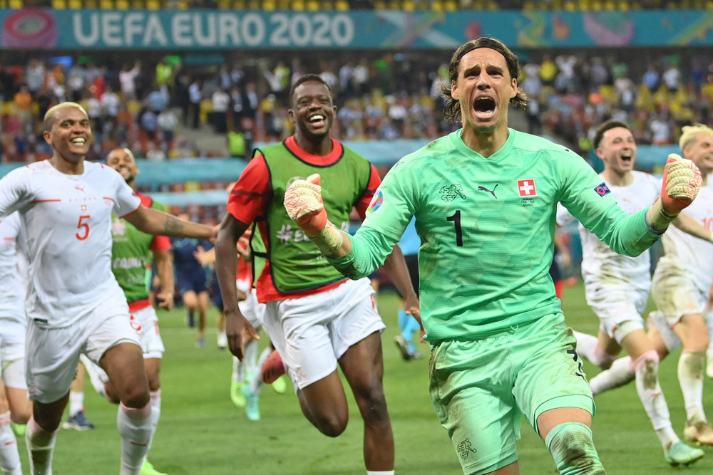 Còn thủ thành Yann Sommer đã trở thành người hùng cho Thụy Sĩ sau cú đổ người xuất sắc, khiến Mbappe và các đồng đội phải gục ngã ở màn "đấu súng". (Ảnh: UEFA) Cận cảnh Pháp gục ngã trên chấm luân lưu, nhường vé vào tứ kết Euro cho Thụy Sĩ -0