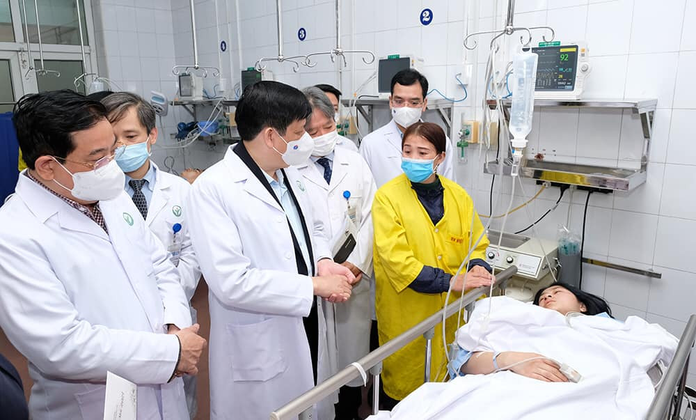 Bộ trưởng Y tế chúc Tết tại hai bệnh viện lớn tuyến Trung ương ảnh 2 Bộ trưởng Y tế chúc Tết tại hai bệnh viện lớn tuyến Trung ương -0