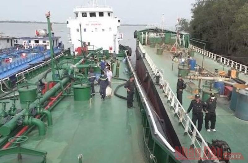 Lực lượng công an khống chế tàu chở xăng. Bắt khẩn cấp thêm tám đối tượng trong đường dây buôn lậu xăng giả -0