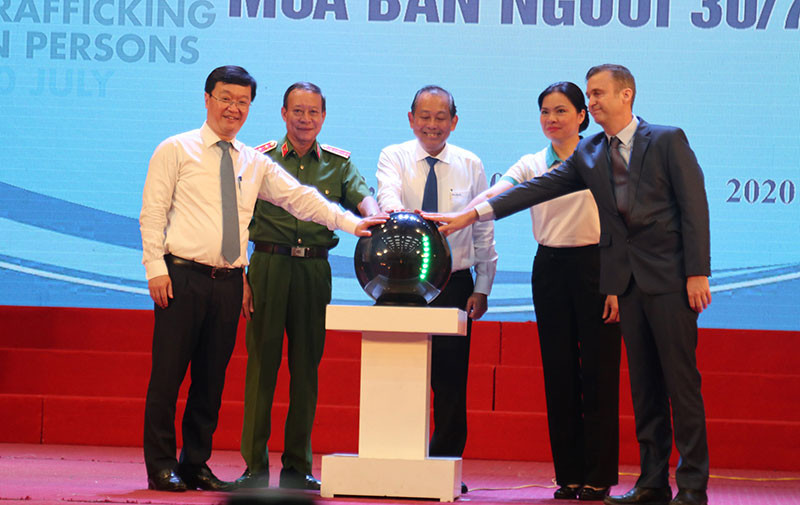 Các đại biểu thực hiện cam kết chung tay hành động, giải quyết tận gốc vấn đề, ngăn chặn và loại trừ tội phạm mua bán người. Mít-tinh “Ngày toàn dân phòng, chống mua bán người - 30-7” -0