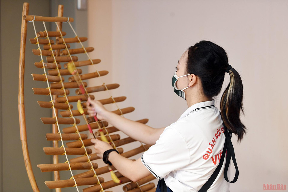 Giang tỉ mỉ chỉnh từng nốt nhạc trên chiếc đàn T'Rưng. Khám phá những khí tài đặc biệt của Đội quân văn hóa tại Army Games 2021 -0