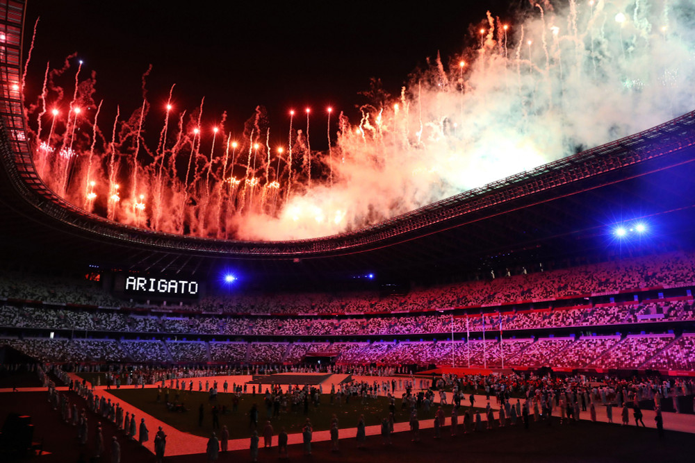 Pháo hoa rực sáng sân vận động Olympic cùng lời cảm ơn của nước chủ nhà trong lễ bế mạc Olympic Tokyo 2020. (Ảnh: Getty Image) Những thống kê ấn tượng về Olympic Tokyo 2020 -0
