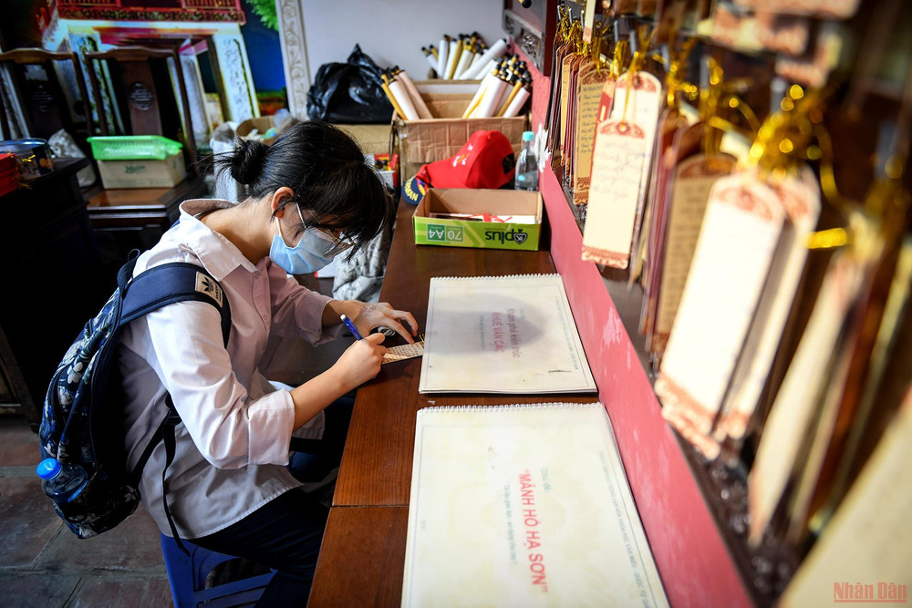 Những điều ước được các sĩ tử viết lại và gửi gắm trên bảng lưu giữ ước nguyện trên bức tường tại Văn Miếu. Sĩ tử đến Văn Miếu dâng lễ, cầu may trước kỳ thi tốt nghiệp THPT -0