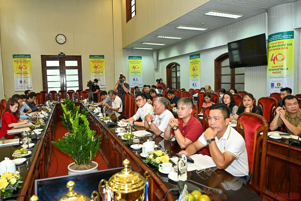 Các đại biểu cùng đại diện các cơ quan báo chí tham dự buổi họp báo. (Hình ảnh) Họp báo Giải vô địch bóng bàn quốc gia Báo Nhân Dân lần thứ 40 tranh cúp PetroVietnam PVCFC -0