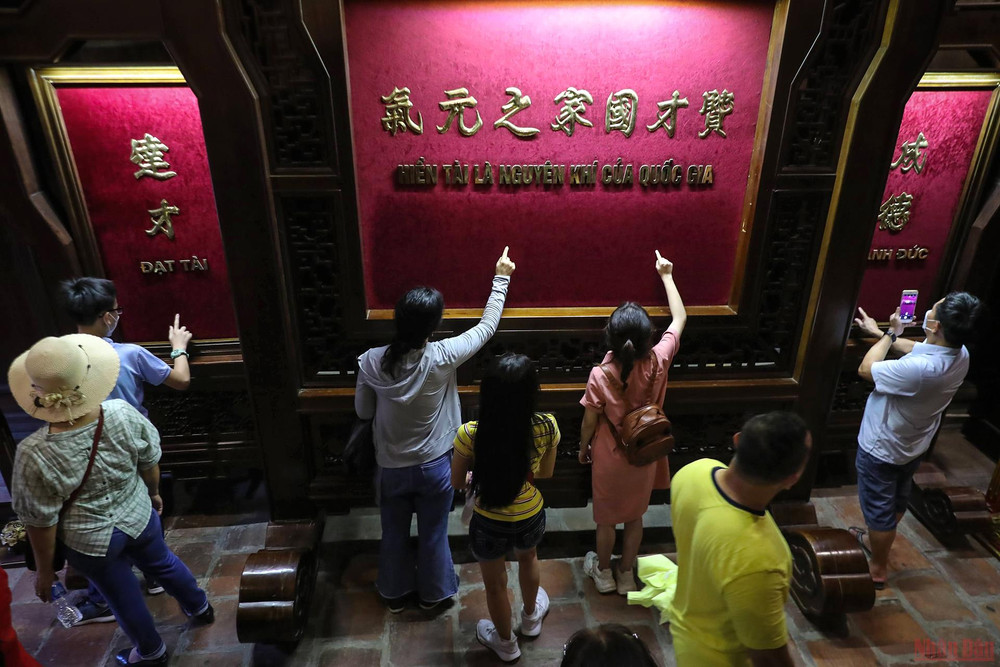 Các sĩ tử cùng phụ huynh trước điện thờ nhà giáo Chu Văn An. Sĩ tử đến Văn Miếu dâng lễ, cầu may trước kỳ thi tốt nghiệp THPT -0