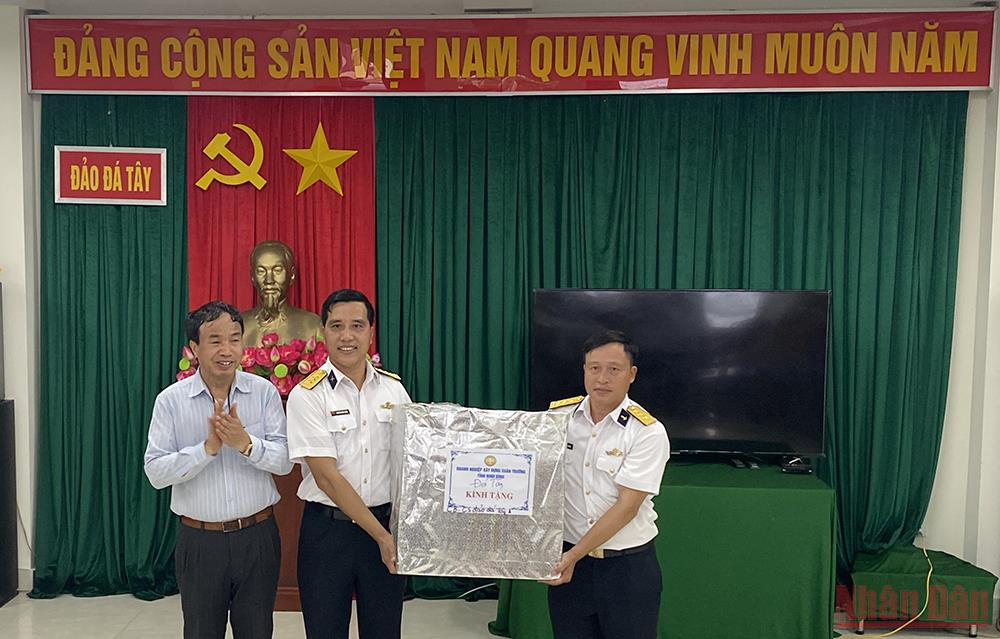 Ông Nguyễn Văn Trường, Giám đốc Doanh nghiệp xây dựng Xuân Trường trao quà tặng quân và dân trên đảo Đá Tây. Đoàn công tác số 10 hoàn thành chuyến thăm, làm việc tại quần đảo Trường Sa -0