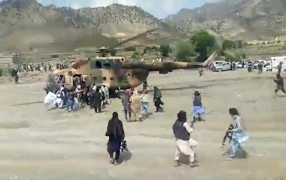 Lực lượng Taliban bảo vệ trực thăng trong lúc di dời người bị thương tại huyện Gayan, tỉnh Paktika. (Ảnh: Hãng thông tấn Bakhtar) Ảnh -0