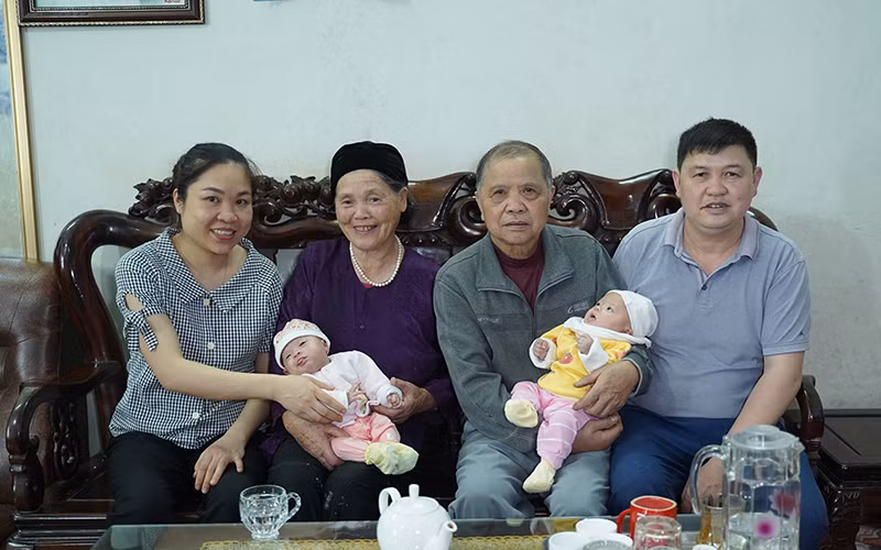 Hạnh phúc sau 14 năm "săn con" của anh Hóa, chị Miền.