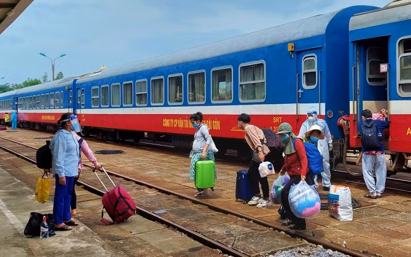 Đoàn tàu SE16 đưa công dân Quảng Bình khó khăn về quê.