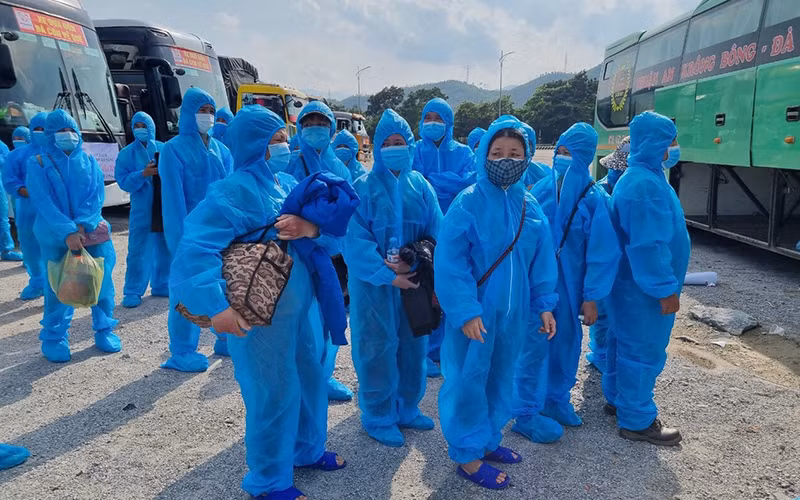 Những chuyến xe đưa người dân về qua TP Đà Nẵng, xuất phát từ Trạm trung chuyển hầm Hải Vân.