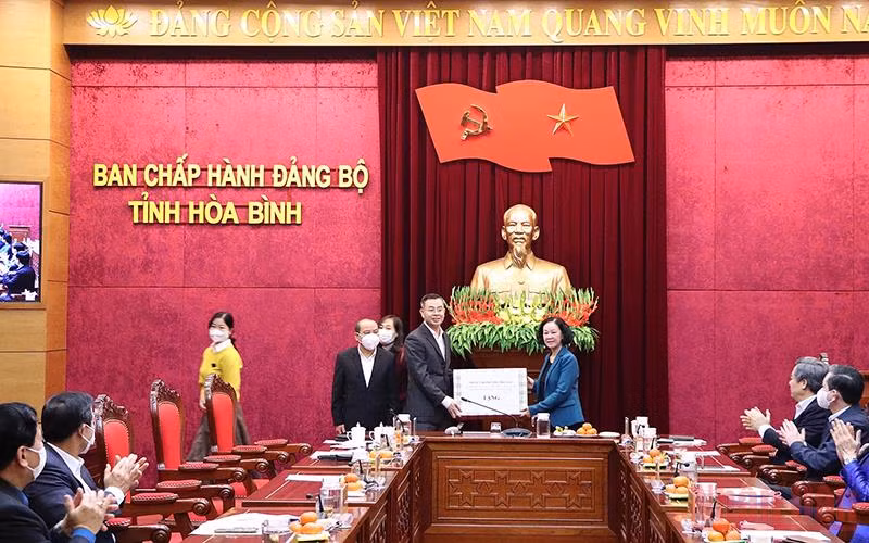 Đồng chí Trương Thị Mai tặng quà cho Đảng bộ và nhân dân các dân tộc tỉnh Hòa Bình.