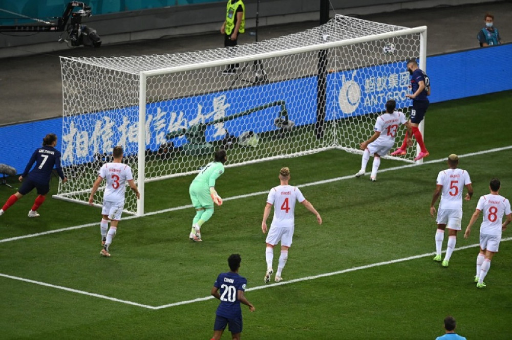 Benzema hoàn tất cú đúp của mình trong hiệp hai. (Ảnh: UEFA) Thắng kịch tính luân lưu, Thụy Sĩ loại Pháp tiến vào tứ kết Euro 2020 -0